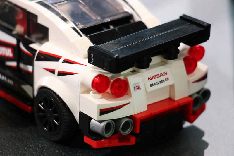 レゴ 長谷川氏の注目ポイントはGT-Rのリアビュー。丸目のランプやエキゾーストエンド、ウイングなどが“レゴらしく”表現されている