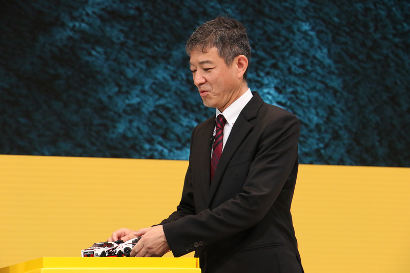 長谷川氏がコメントをしている合間などに、田村氏はレゴのNISSAN GT-R NISMOを手に取っていろいろな角度から眺めていた