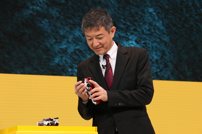 長谷川氏がコメントをしている合間などに、田村氏はレゴのNISSAN GT-R NISMOを手に取っていろいろな角度から眺めていた