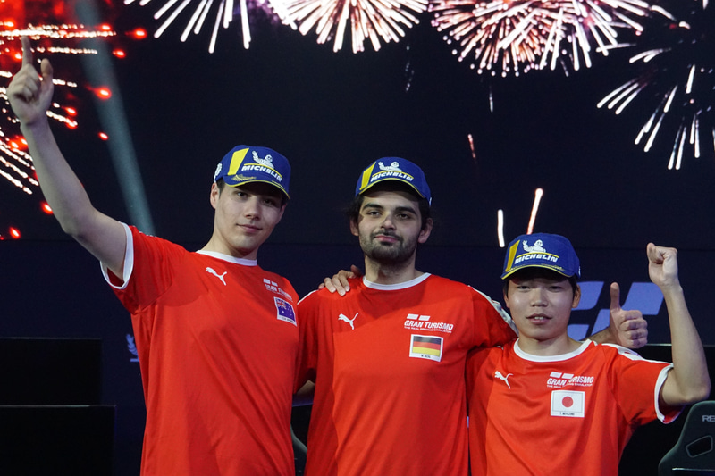 2019シリーズ ネイションズカップ チャンピオンを獲得したドイツ代表ミカエル・ヒザル選手（中央）、2位はオーストラリア代表コディー・ラトコフスキ選手（左）、3位は日本代表宮園拓真選手（右）