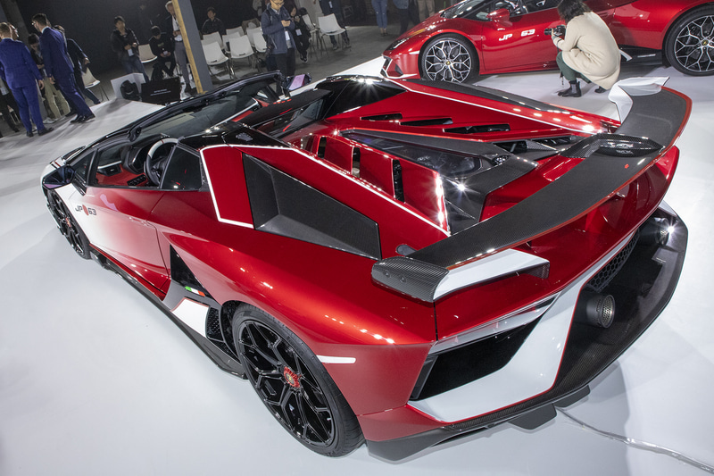 アヴェンタドール SVJ ロードスター JP63。日本や歌舞伎をイメージしたカラーになっている