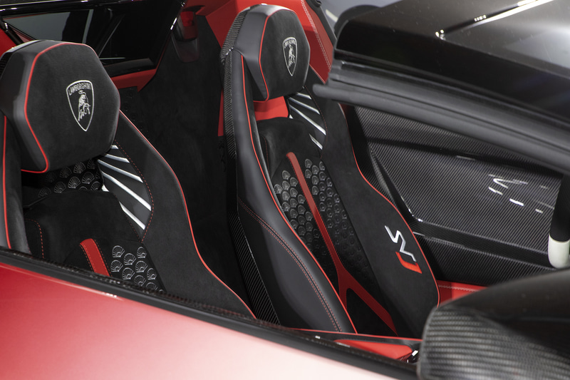 シートには「扇」のイメージが刺繍で取り入れられている