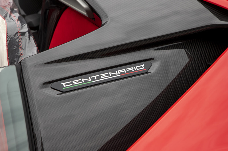 ランボルギーニ・チェンテナリオ ロードスターのインテリアとロゴ