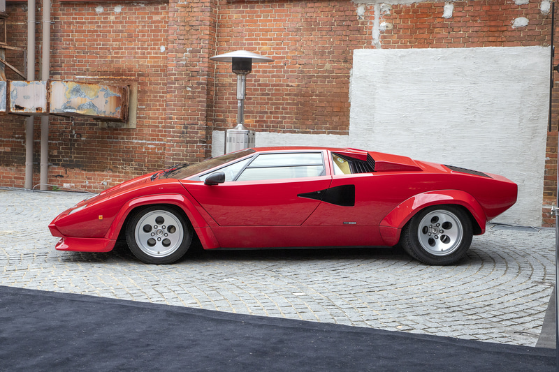 「ランボルギーニ カウンタック LP400S」。ルーフが低いモデル