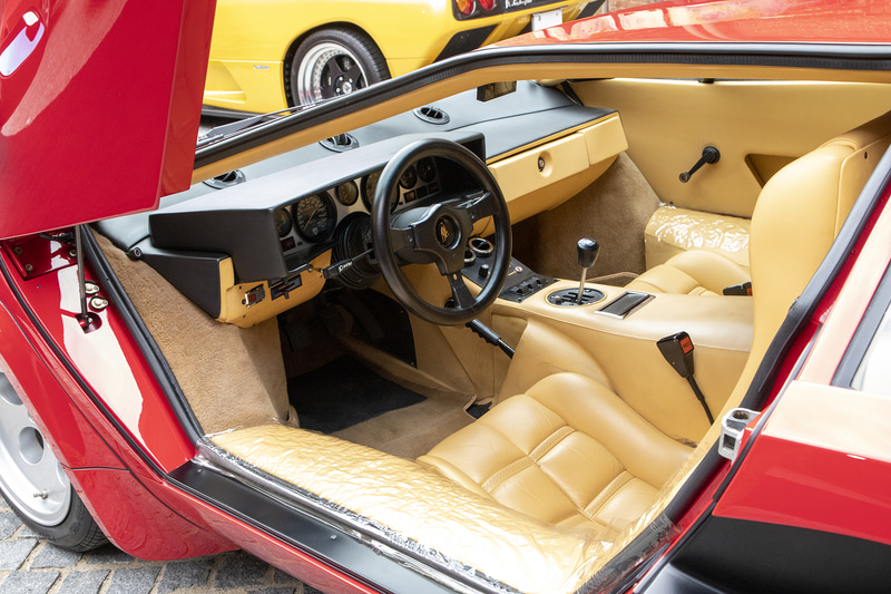 ランボルギーニ カウンタック LP400Sのインテリア。内装パーツの状態もとてもきれい