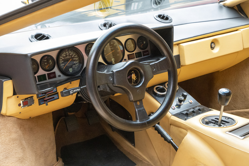 ランボルギーニ カウンタック LP400Sのインテリア。内装パーツの状態もとてもきれい
