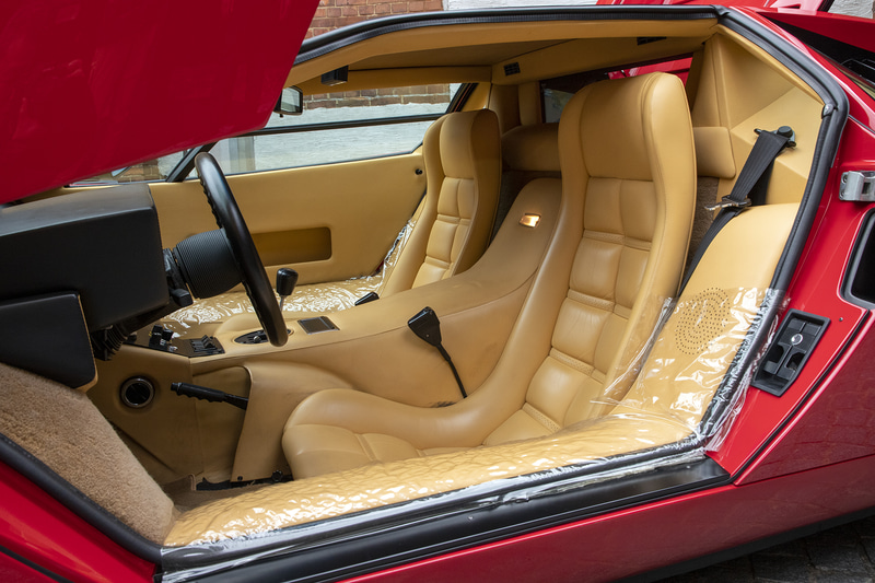 ランボルギーニ カウンタック LP400Sのインテリア。内装パーツの状態もとてもきれい