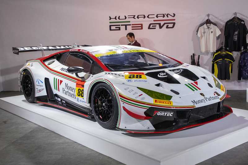 「ウラカンGT3 EVO」はSUPER GT GT300クラスの88号車を展示