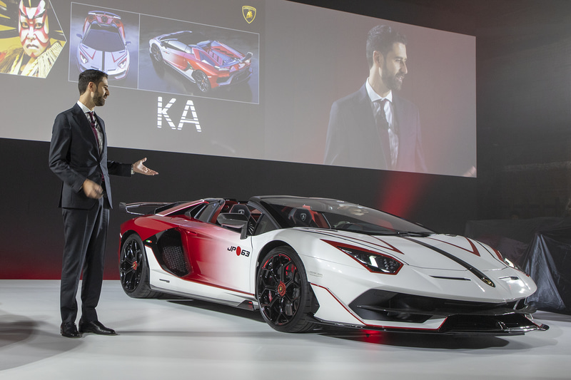 アヴェンタドール SVJ ロードスター JP63を紹介するマッツオ・オルテインツィ氏。イタリアのデザイン文化と日本の伝統文化が融合しているという