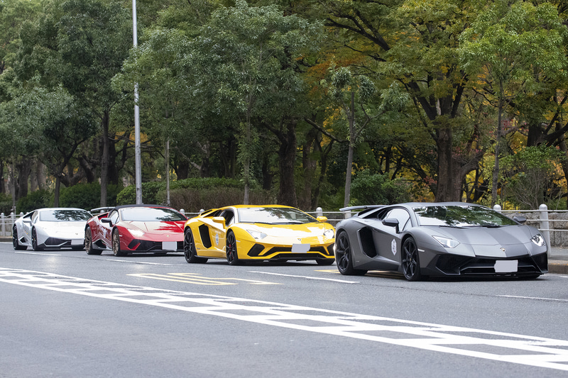 夜にはランボルギーニオーナーによるパーティが開催され、大阪市内の集合場所から会場に向けて順次スタート。大阪の街にランボルギーニのエンジン音が響いた