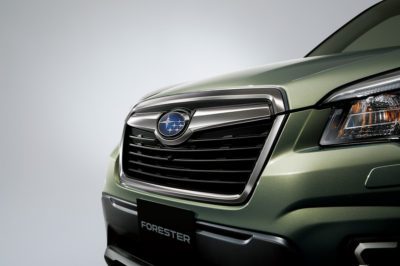 フロントグリル（無塗装ブラック＋ダークメッキ加飾）