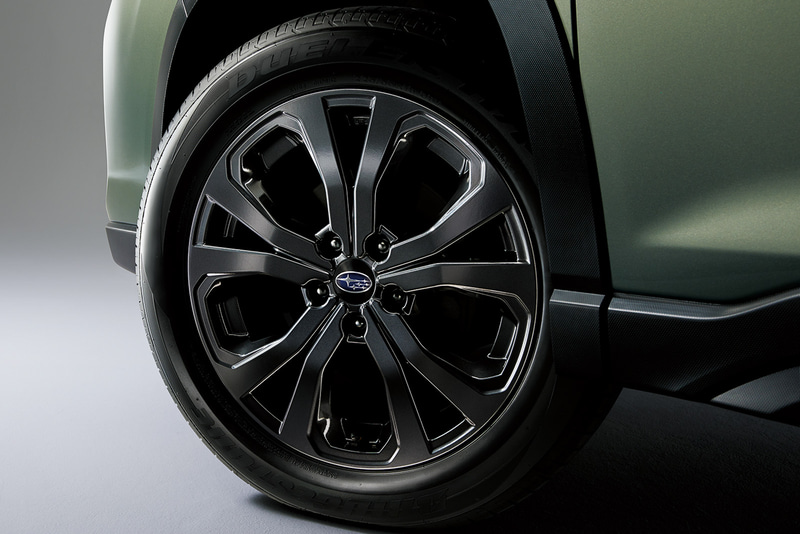 18インチアルミホイール（ガンメタリック塗装）