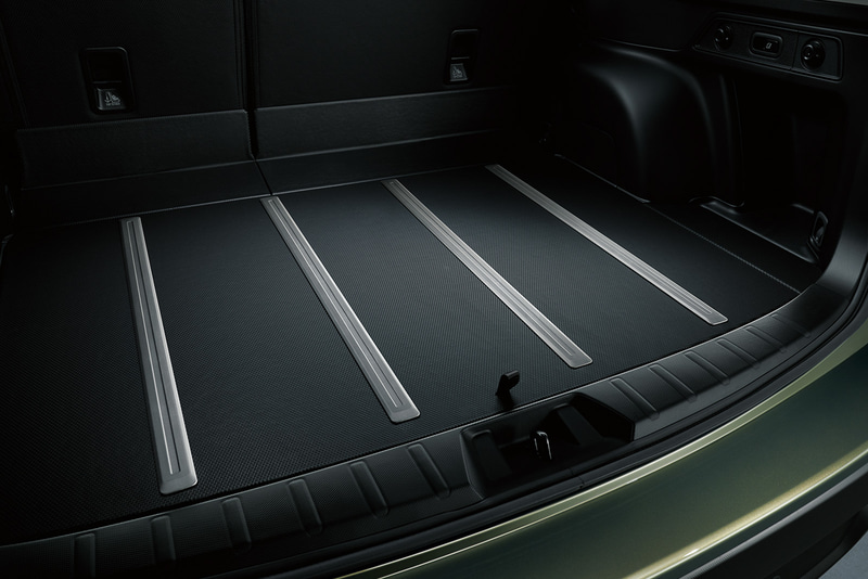 濡れたり汚れたりしたアウトドア用品などをそのまま積めるはっ水カーゴフロアボード（ラゲッジスムーザー機能付）