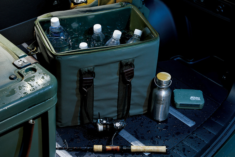 濡れたり汚れたりしたアウトドア用品などをそのまま積めるはっ水カーゴフロアボード（ラゲッジスムーザー機能付）