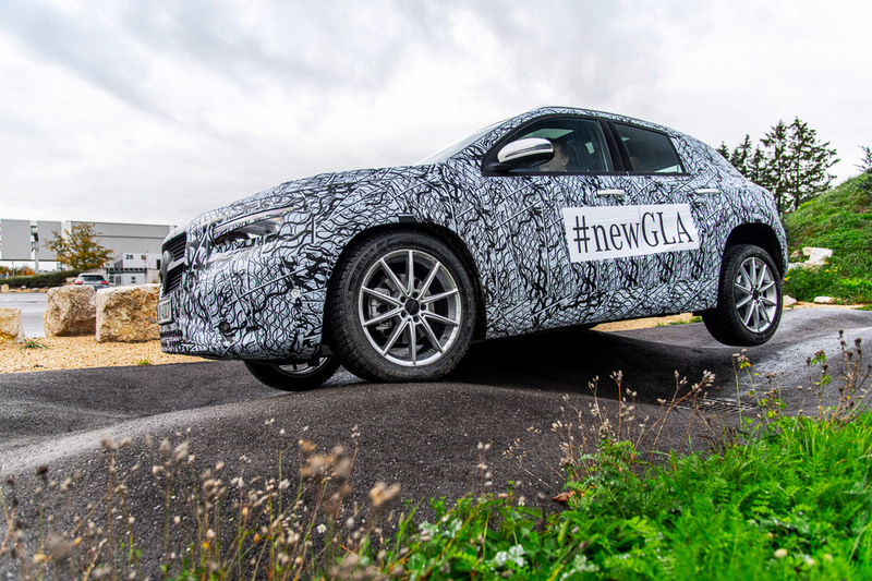 カモフラージュ姿の新型GLA
