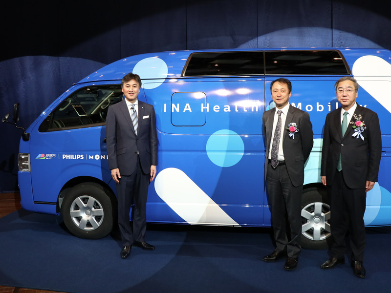 ヘルスケアモビリティ1号車の前に立つ、左から株式会社フィリップス・ジャパン 代表取締役社長 堤浩幸氏、MONET Technologies株式会社 代表取締役社長兼CEO 宮川潤一氏、長野県伊那市市長 白鳥孝氏