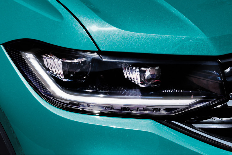 T-Crossのボディサイズは4115×1760×1580mm（全長×全幅×全高）、ホイールベースは2550mm。最高出力85kW（116PS）/5000-5500rpm、最大トルク200Nm（20.4kgfm）/2000-3500rpmを発生する直列3気筒DOHC 1.0リッターターボエンジンと7速DSGを組み合わせる