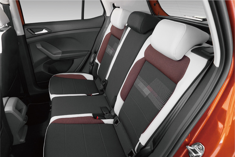 リアシートは14cmのスライドが可能