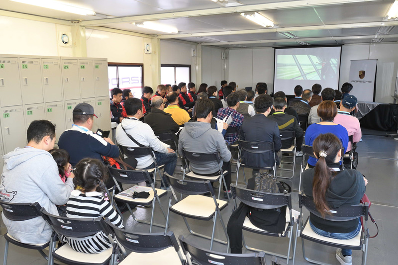PTEで大事にしているのが座学の「ドライビング・アカデミー」。スポーツドライビングに必要となる一般的なクルマの挙動から、ポルシェならではの電子制御などを学ぶことができる