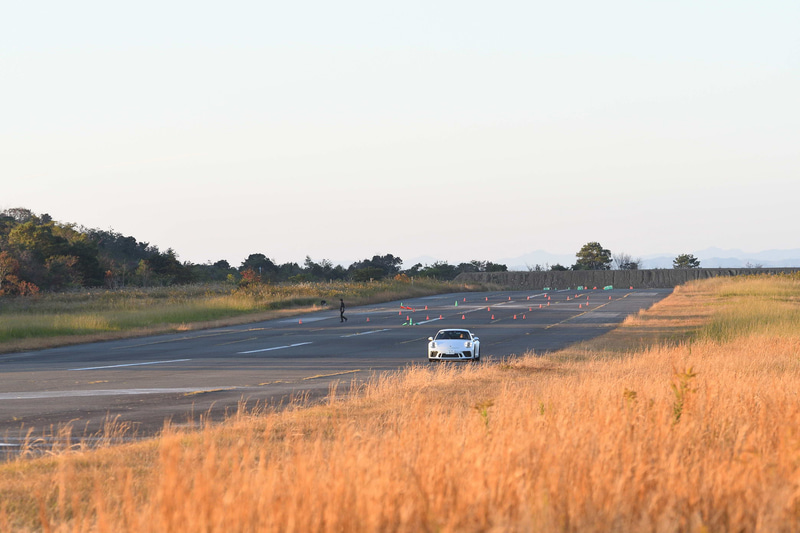 カリキュラムではウェット路面での旋回やパイロンスラローム、レーンチェンジ、フルスロットルチャレンジが用意され、さらに上記のニューモデルエクスペリエンスも行なわれた。参加者は安全が担保されたコースで、思いのままに自分のクルマが持つパフォーマンスを体感していた