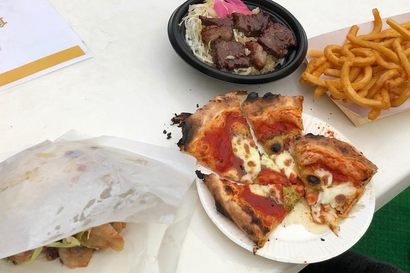 わが家がチョイスしたメニューは、左下からドネルケバブ、ピッツァ マルゲリータのハーフ、名物ビフテキ丼、ケバブ屋さんで売ってるアメリカンポテトのプレーン。なるべくたくさんのメニューを試したい人のために、少量サイズが用意してあるのがうれしいですね。コロッケやメンチカツなど、食べ歩きに便利なメニューも多かったですよ