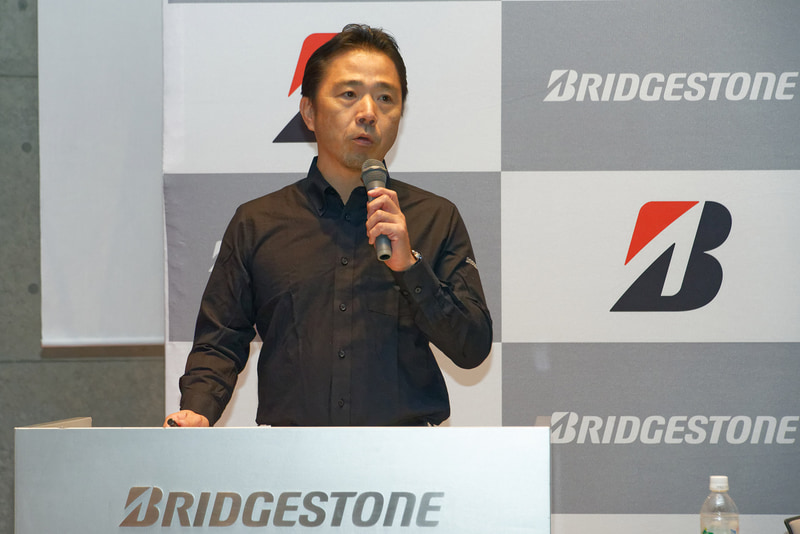 新製品の概要を紹介した株式会社ブリヂストン MCタイヤ事業部長の内田達也氏