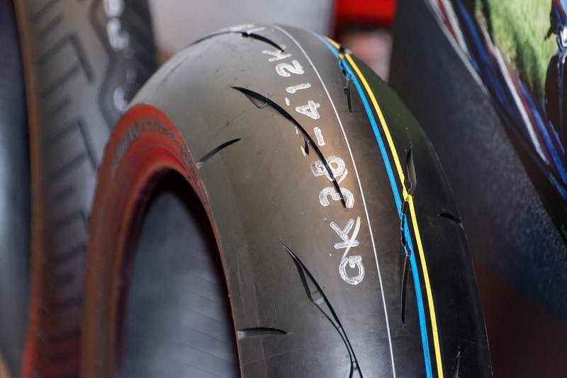 溝の配置などを工夫してタイヤの剛性バランスや接地感を向上させた