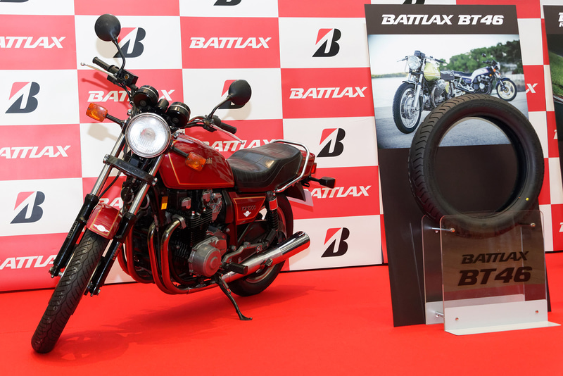 クラシックバイクに装着された「BATTLAX BT46」