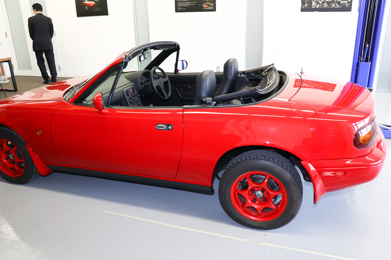 タイヤとホイールは元のままだが、ボディ外板や内装まで一新。塗装もクリア層を追加して新車時よりも輝きを増している