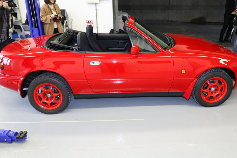 タイヤとホイールは元のままだが、ボディ外板や内装まで一新。塗装もクリア層を追加して新車時よりも輝きを増している