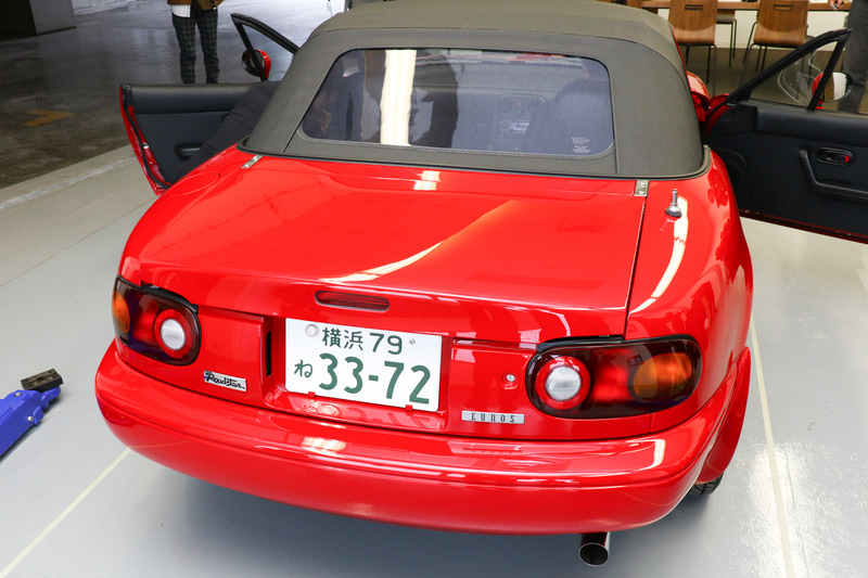 ナンバーは以前の2桁のまま。ただし、今回のレストアに合わせて同一番号で再交付した新品のプレートになっている