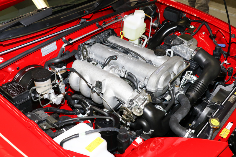 エンジンもレストア。ボンネット内部もボディ外装と同様に塗装を施している