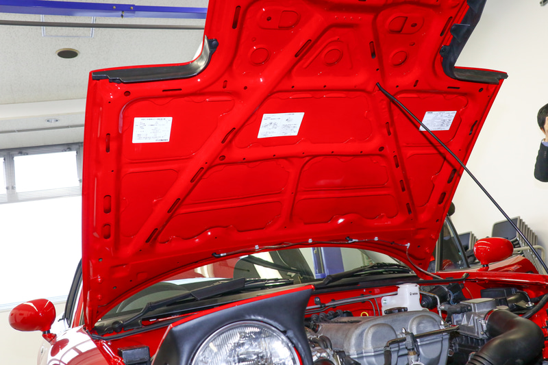 ボンネットを交換すると貼られないこともある、裏の注意書きステッカーなども新しいものを貼り付けている