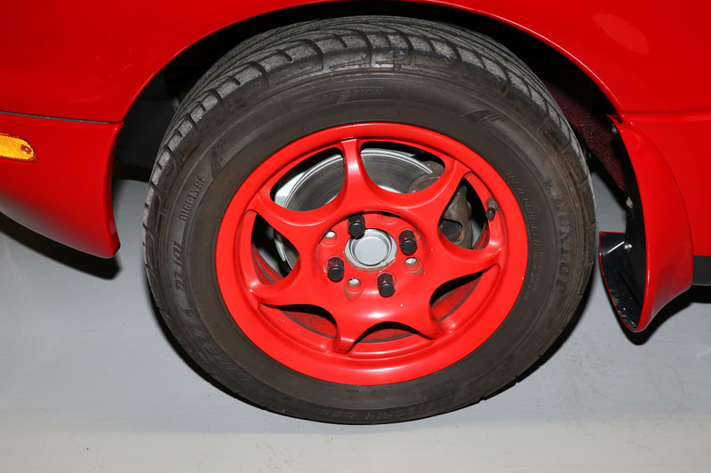 タイヤとホイールはレストアでは交換してないが、奥に見えるサスペンションやブレーキ部品は一新