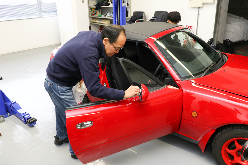 シートやミラーにはビニールがかかっていたが、新車のようにオーナー自らはがす