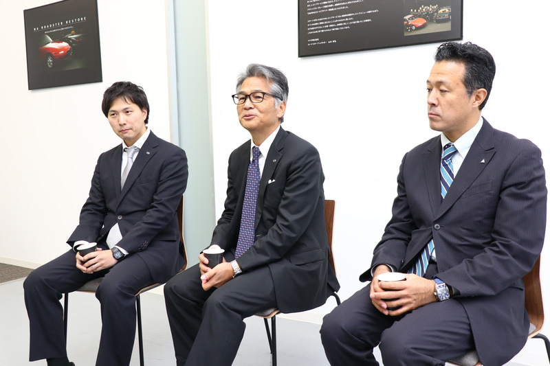 レストア事業について語るマツダ株式会社 商品本部 ロードスターアンバサダー 山本修弘氏（中央）と、マツダ株式会社 カスタマーサービス本部 リージョン商品推進部 NAロードスタープロジェクト担当 松野圭馬氏（左）、テュフ ラインランド ジャパン株式会社 シニアセールスエグゼクティブ 栗田隆司氏（右）