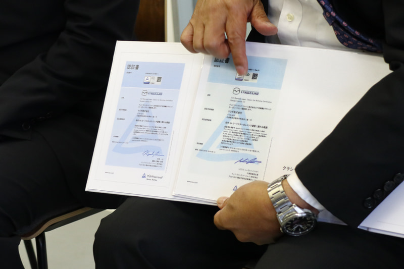 レストアオーナーに手渡されるフォトブックの認証書には、1台目（左）と2台目（右）では板金ができるように認証が変わっている