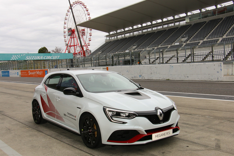 鈴鹿サーキット 国際レーシングコースで2分25秒454のラップタイムを記録した新型「メガーヌ ルノー・スポール トロフィー R」