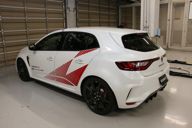 鈴鹿サーキットでラップタイムを計測するため、1週間前に空輸されてきたという右ハンドル仕様のトロフィー R。フロントドアにオーリンズやブレンボ、ブリヂストンといったスペシャルパーツを供給するメーカーのステッカーが貼られている