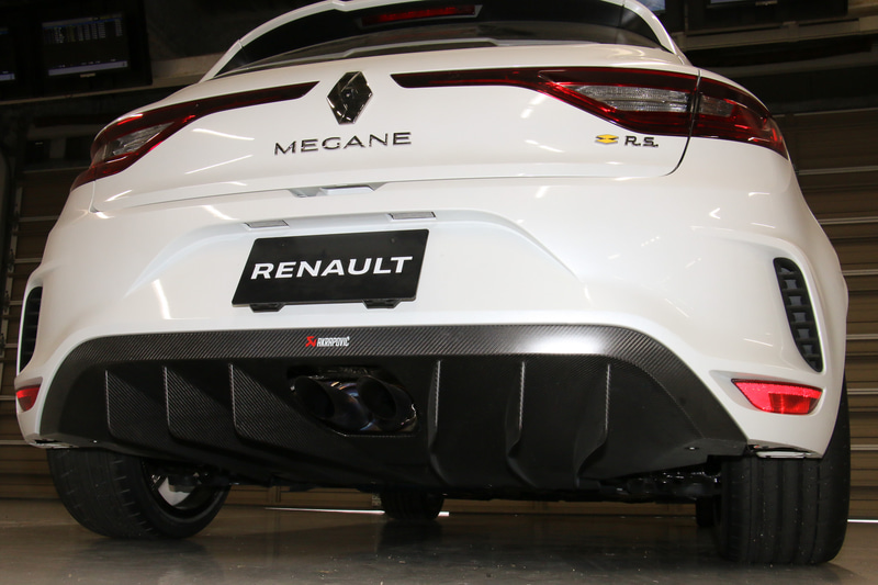 鈴鹿サーキットでラップタイムを計測するため、1週間前に空輸されてきたという右ハンドル仕様のトロフィー R。フロントドアにオーリンズやブレンボ、ブリヂストンといったスペシャルパーツを供給するメーカーのステッカーが貼られている