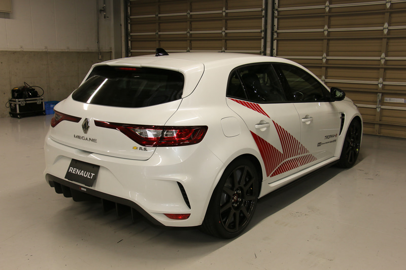 鈴鹿サーキットでラップタイムを計測するため、1週間前に空輸されてきたという右ハンドル仕様のトロフィー R。フロントドアにオーリンズやブレンボ、ブリヂストンといったスペシャルパーツを供給するメーカーのステッカーが貼られている