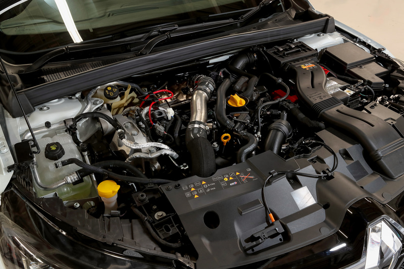 直列4気筒DOHC 1.8リッター直噴ターボエンジンは最高出力220kW（300PS）/6000rpm、最大トルク400Nm（40.8kgfm）/3200rpmを発生。6速MTを介して前輪を駆動し、0-100km/h加速は5.4秒、最高速は262km/hとなる