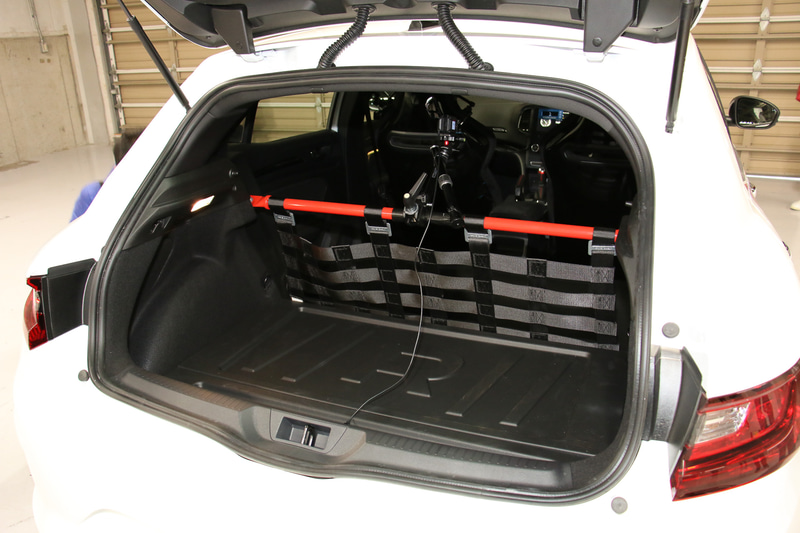 リアシートに替わって設置された補強用のブレースバーを利用し、リアシート部分にタイヤ＆ホイールを搭載するためのネットを吊り下げている