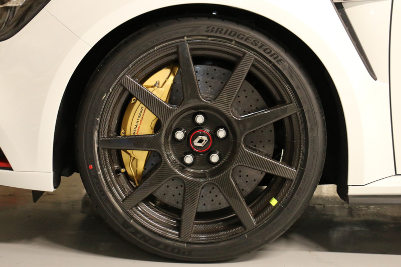 タイムアタックに向け、車両にはオプション品のカーボンホイールが装着されていた。標準装備する軽量アロイホイールから4本でさらに8kgの軽量化を達成するが、それ以上に高い技術力が求められるカーボンホイールを装着することで、オーナーに「自分は特別なクルマに乗っている」と感じてもらうことが重要とのこと