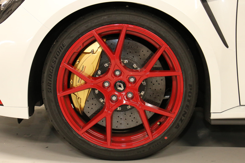 刺激的なレッド塗装が施された標準装備の軽量アロイホイール