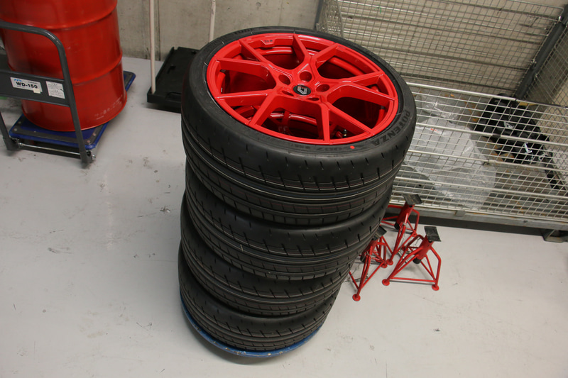 刺激的なレッド塗装が施された標準装備の軽量アロイホイール