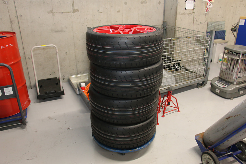 刺激的なレッド塗装が施された標準装備の軽量アロイホイール