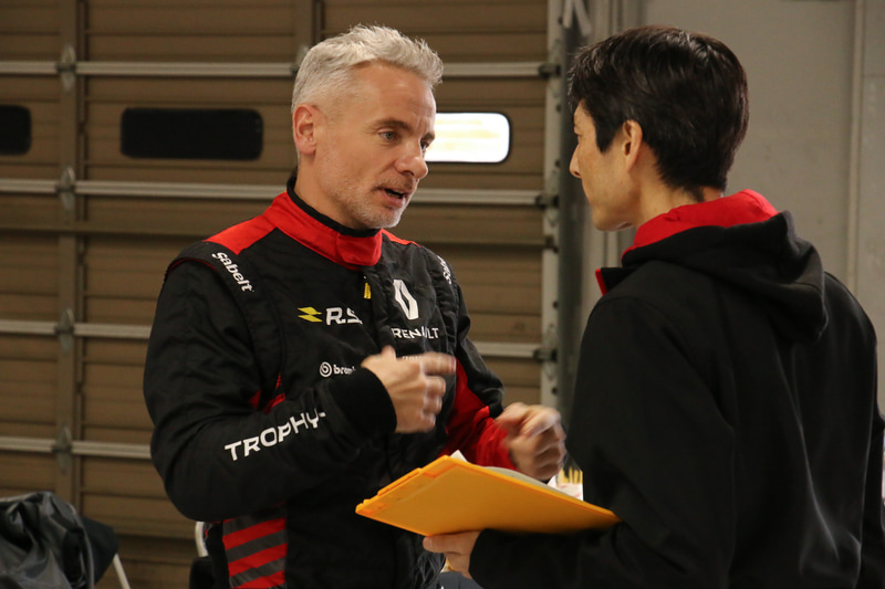 走行の前後に車両のチェックやスタッフとのコミュニケーションを行なうウルゴン氏