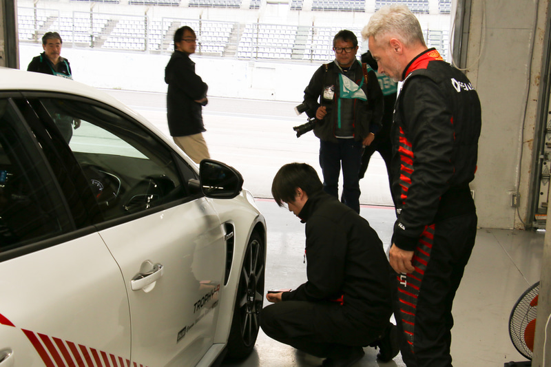 走行の前後に車両のチェックやスタッフとのコミュニケーションを行なうウルゴン氏