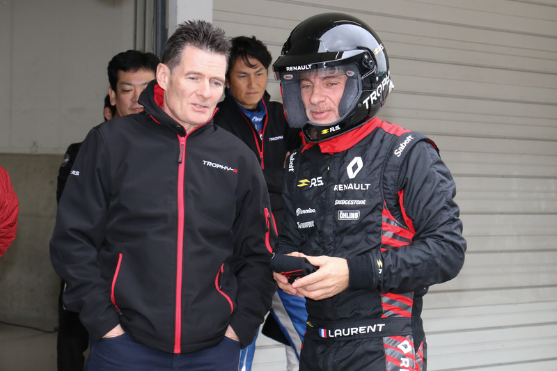 走行の前後に車両のチェックやスタッフとのコミュニケーションを行なうウルゴン氏